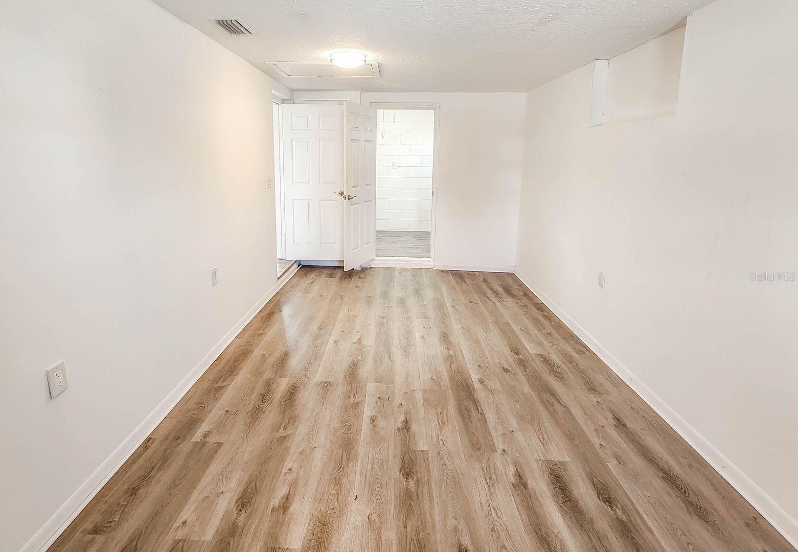 Image 16 of 28 For 995 Barclay Drive