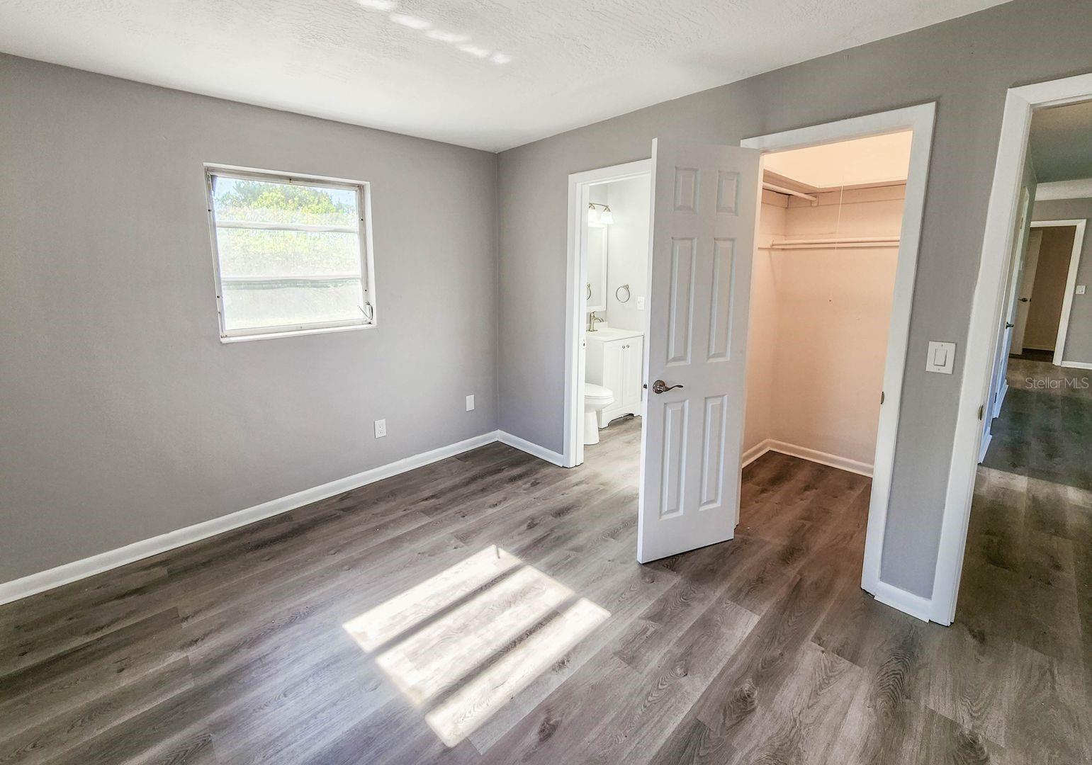 Image 18 of 28 For 995 Barclay Drive