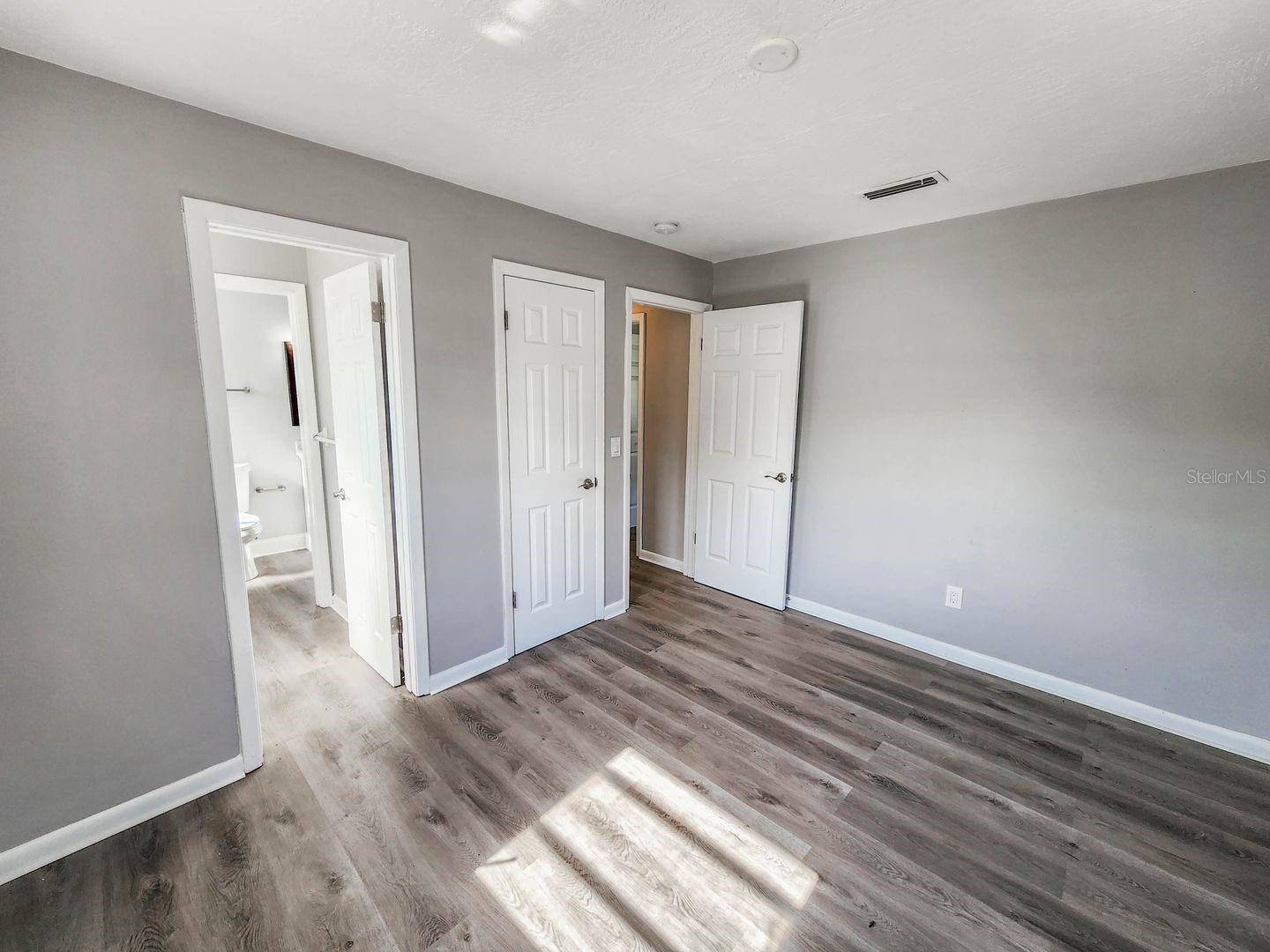 Image 19 of 28 For 995 Barclay Drive