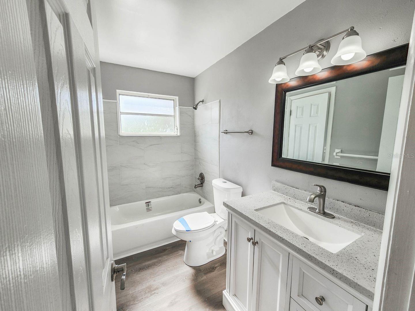 Image 21 of 28 For 995 Barclay Drive