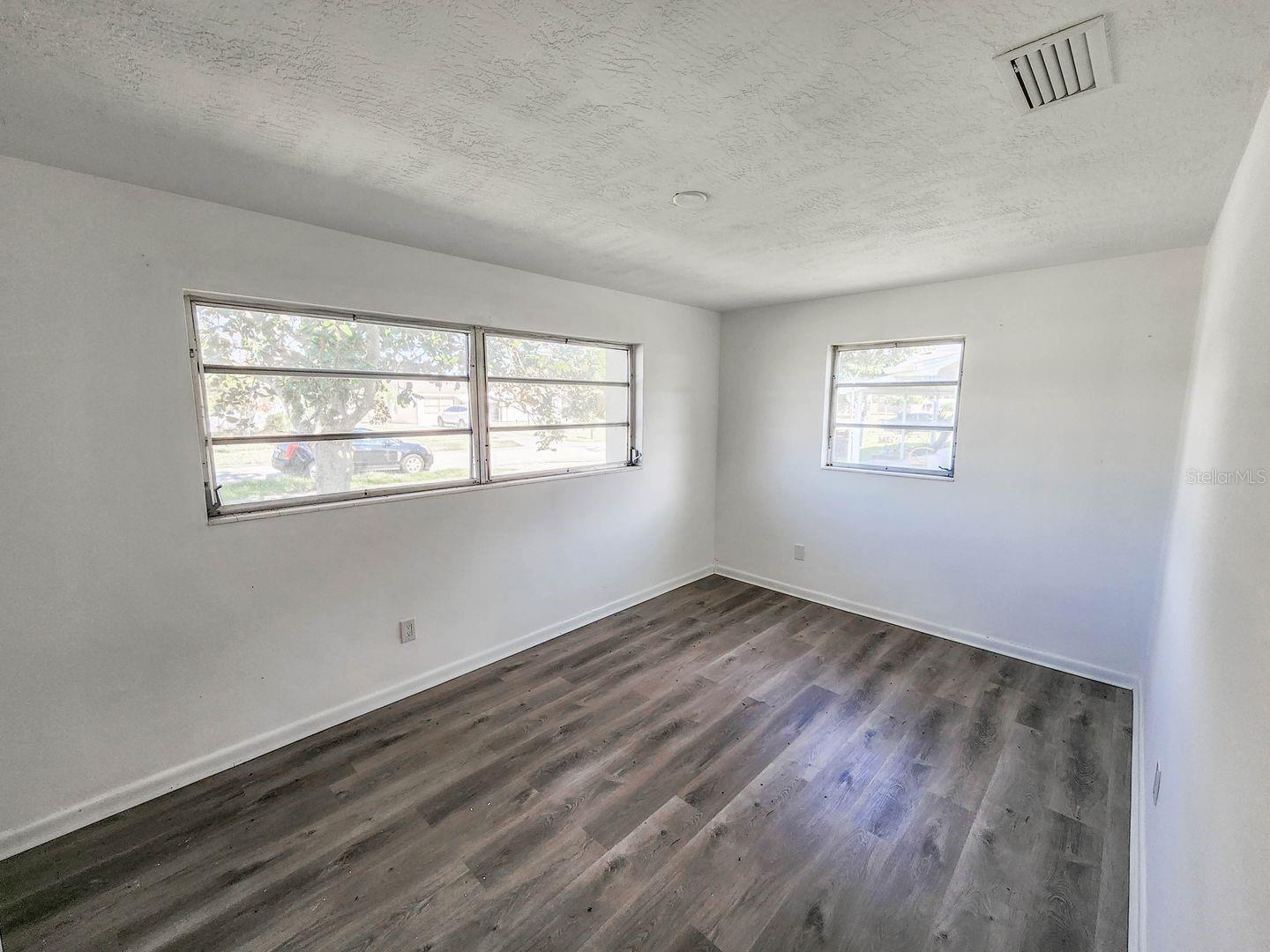 Image 22 of 28 For 995 Barclay Drive