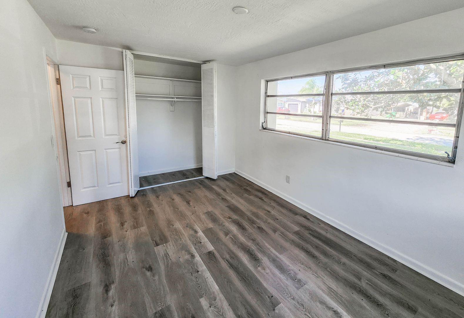 Image 23 of 28 For 995 Barclay Drive