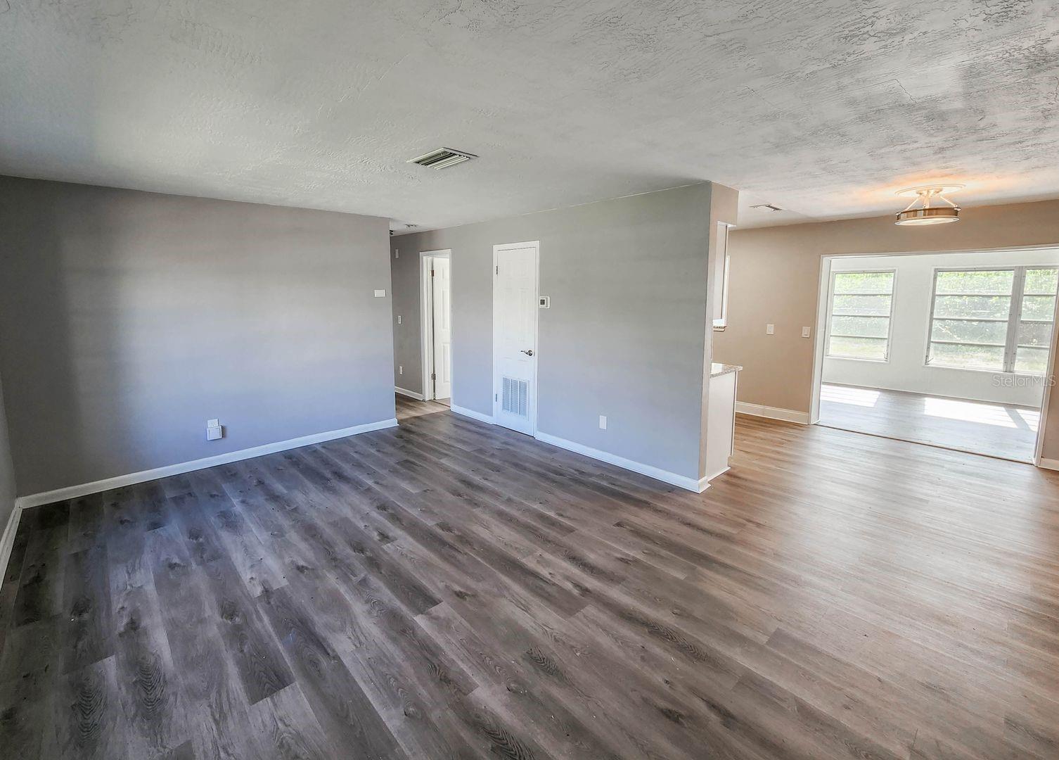 Image 25 of 28 For 995 Barclay Drive