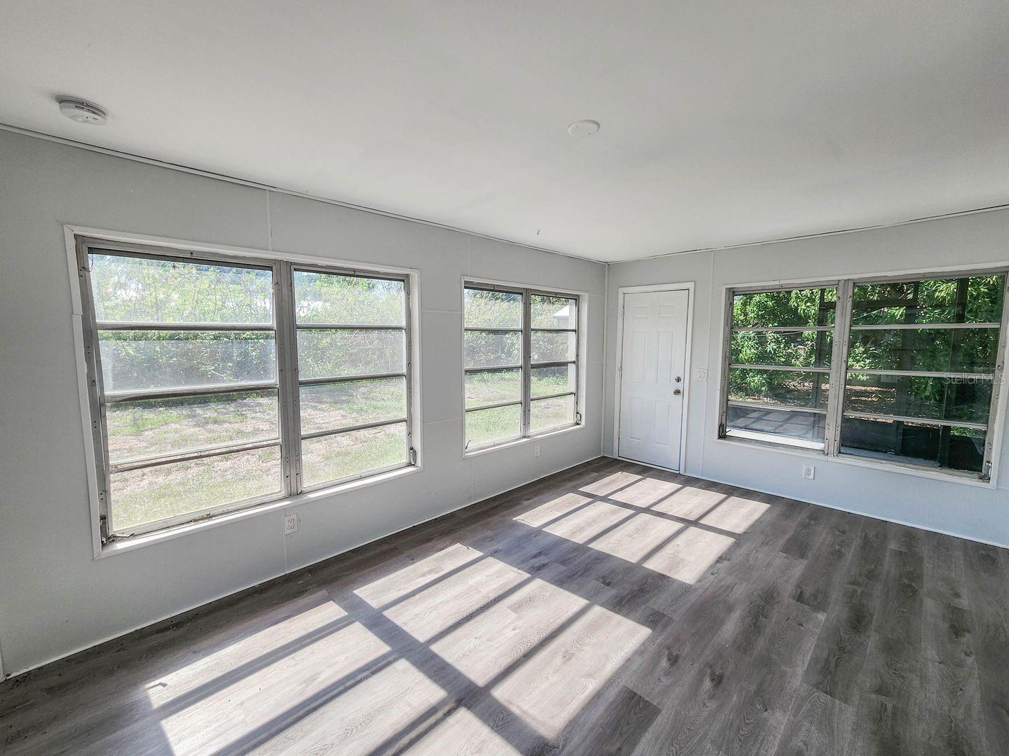 Image 3 of 28 For 995 Barclay Drive