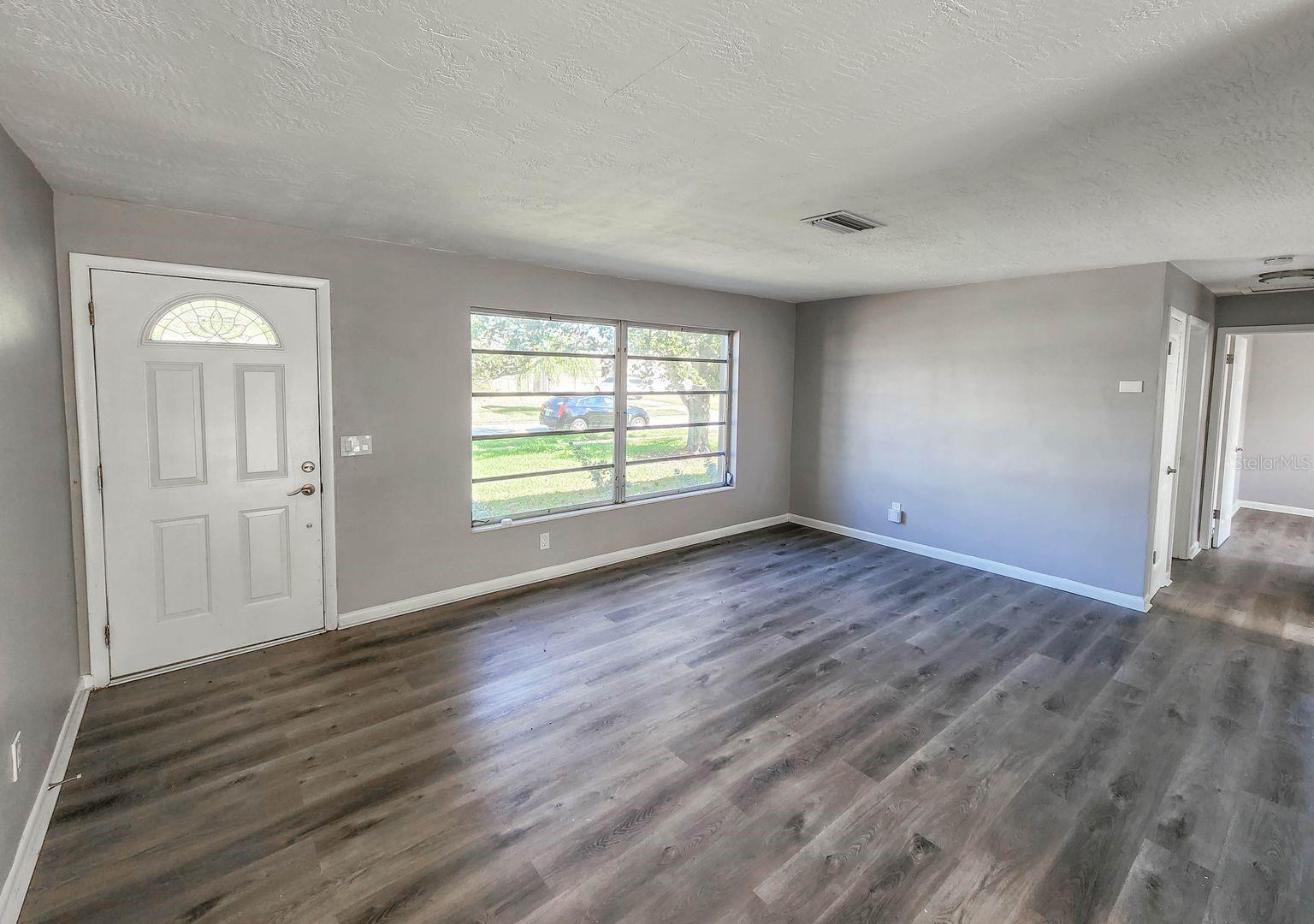 Image 4 of 28 For 995 Barclay Drive