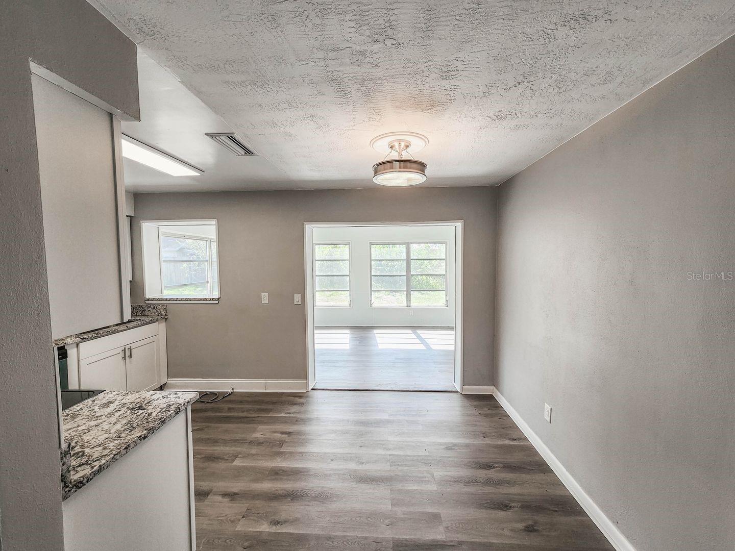 Image 7 of 28 For 995 Barclay Drive