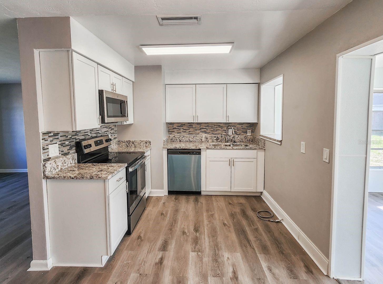 Image 9 of 28 For 995 Barclay Drive