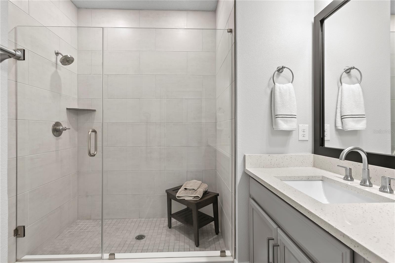 Listing photo id 13 for 2511 Grady Avenue 17