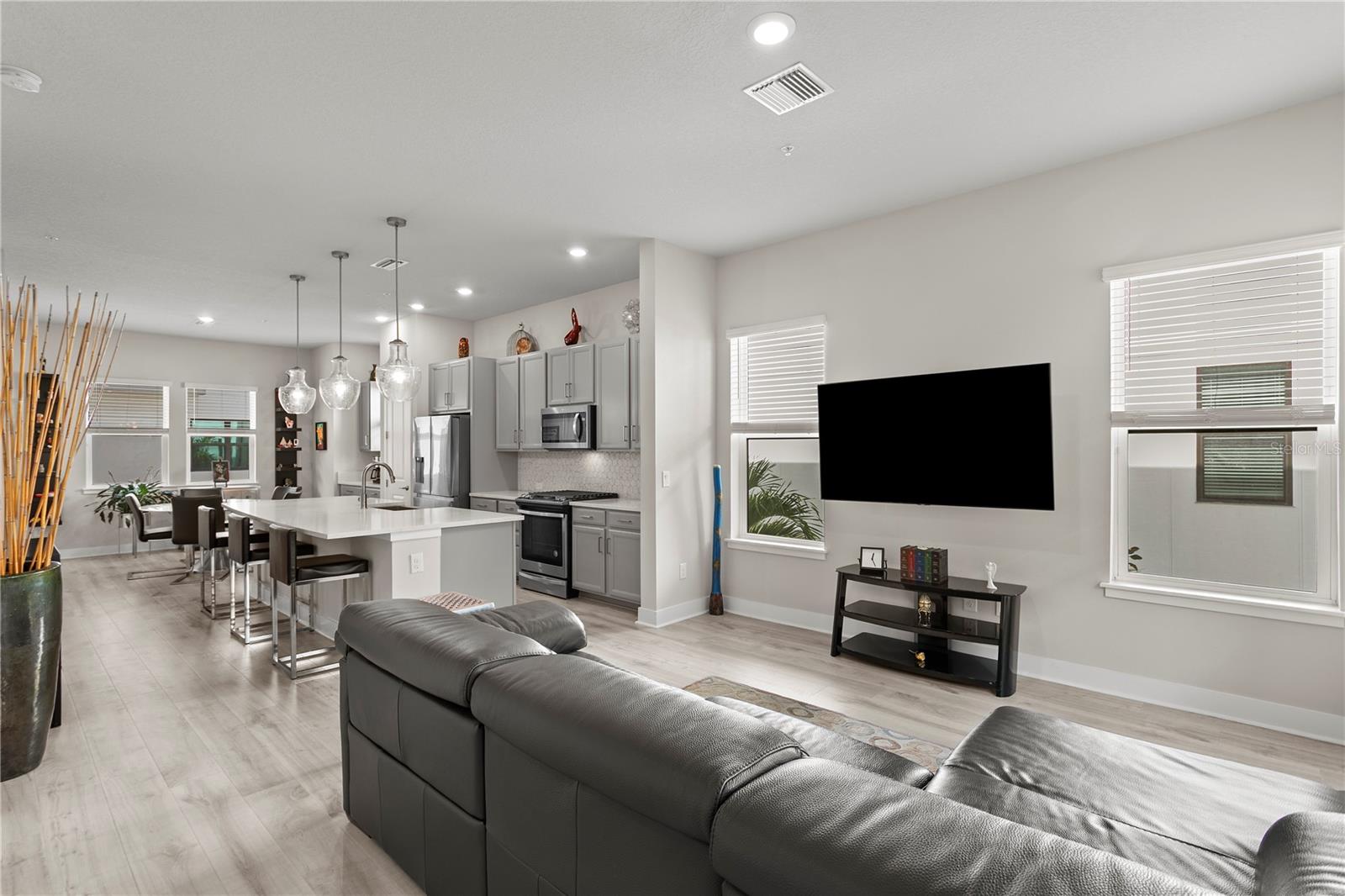 Listing photo id 1 for 2511 Grady Avenue 17