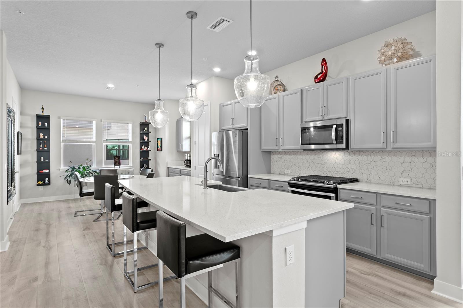 Listing photo id 2 for 2511 Grady Avenue 17