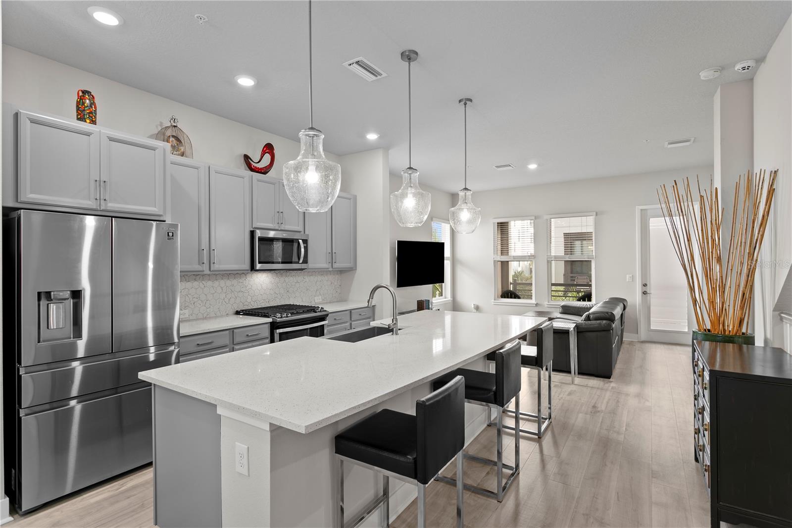 Listing photo id 3 for 2511 Grady Avenue 17