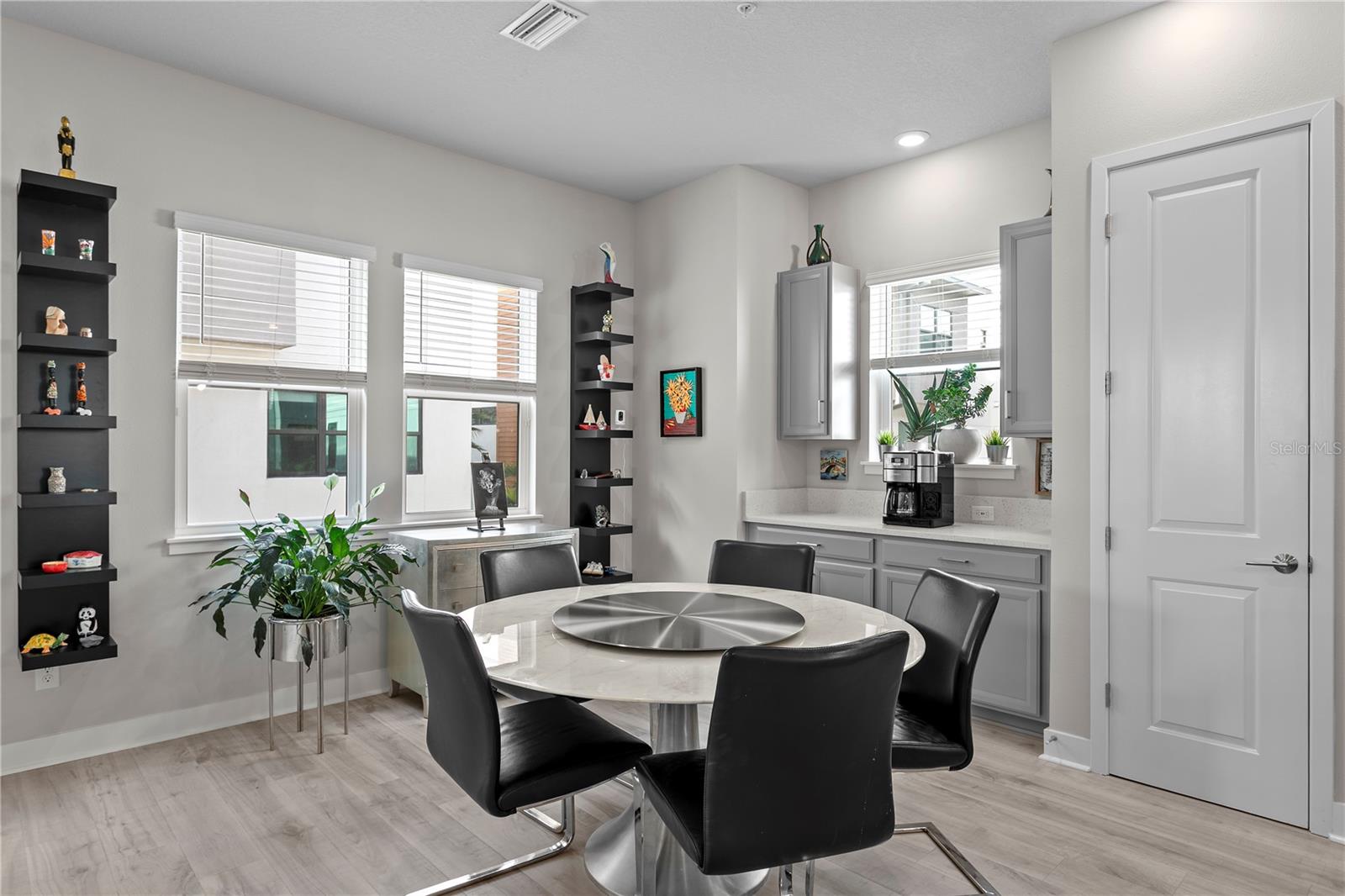 Listing photo id 4 for 2511 Grady Avenue 17