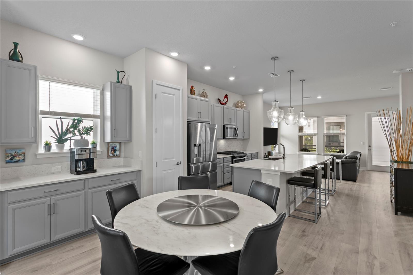 Listing photo id 5 for 2511 Grady Avenue 17