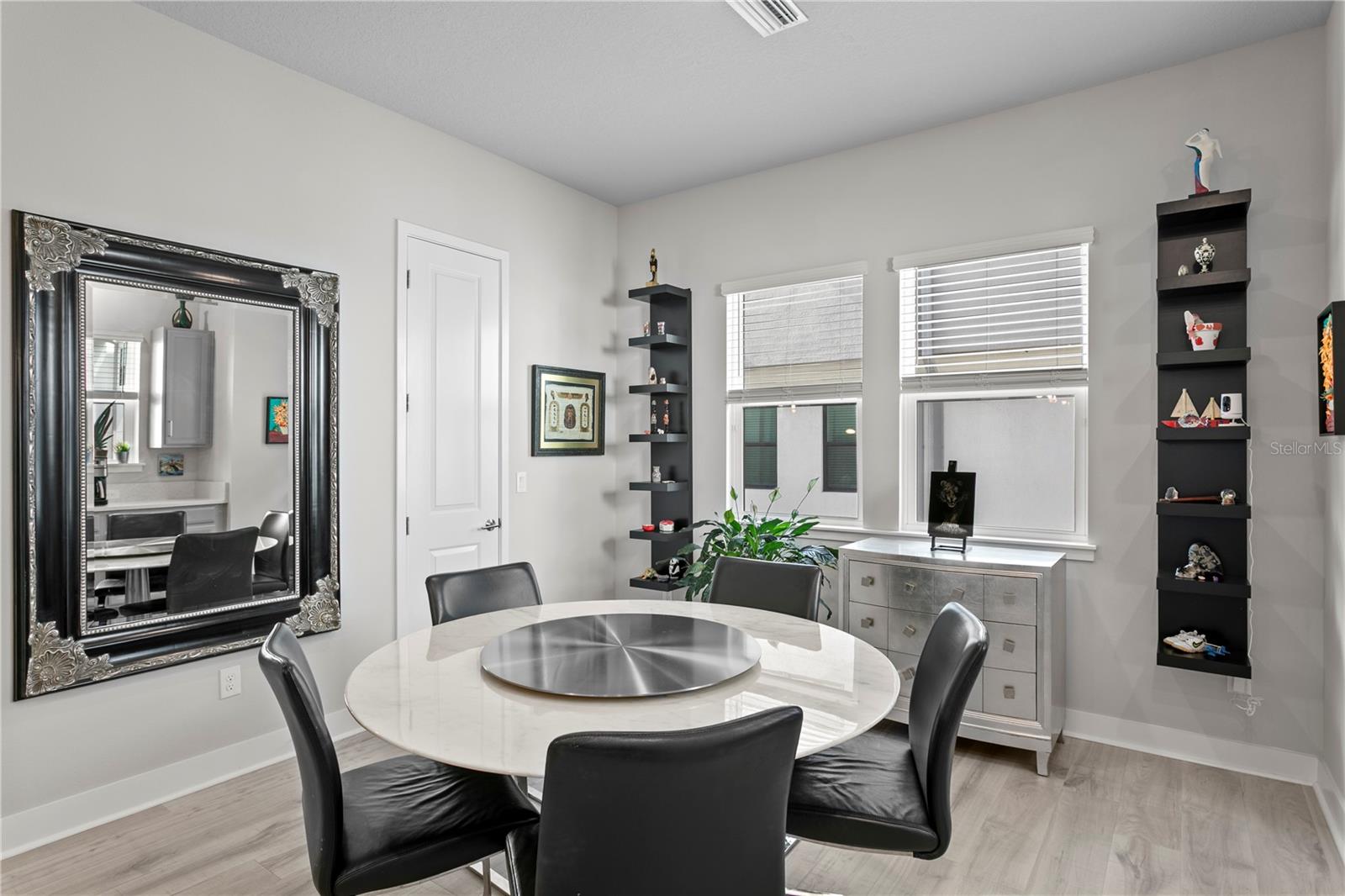 Listing photo id 6 for 2511 Grady Avenue 17