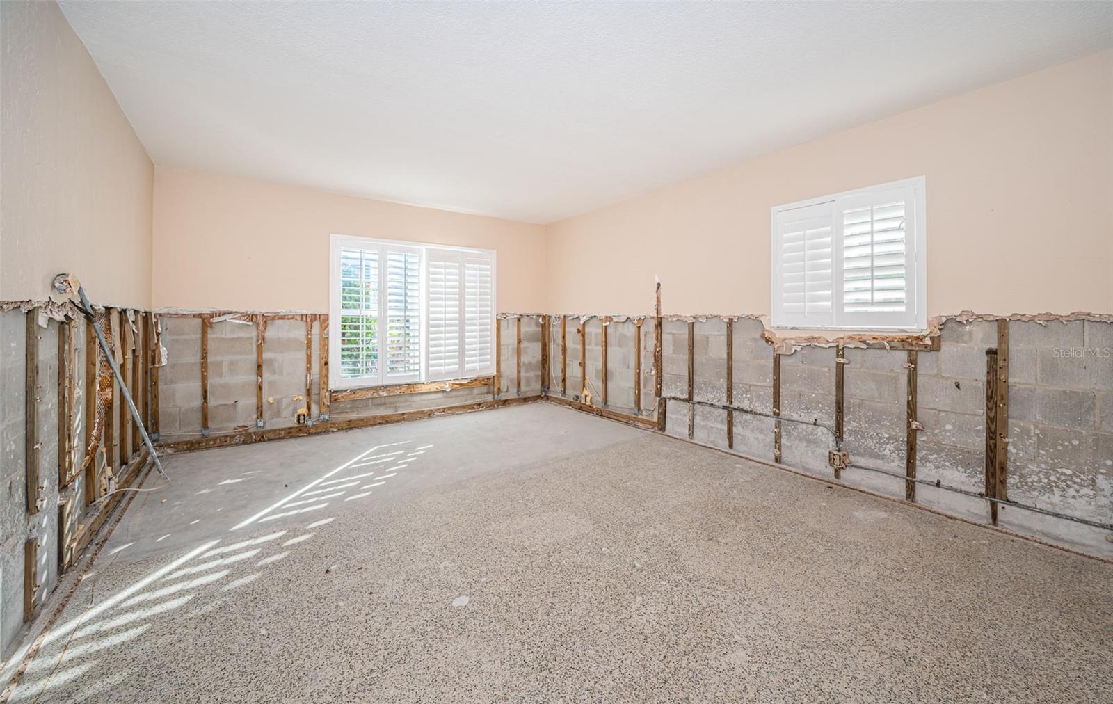 Image 27 of 71 For 30 Dolphin Drive