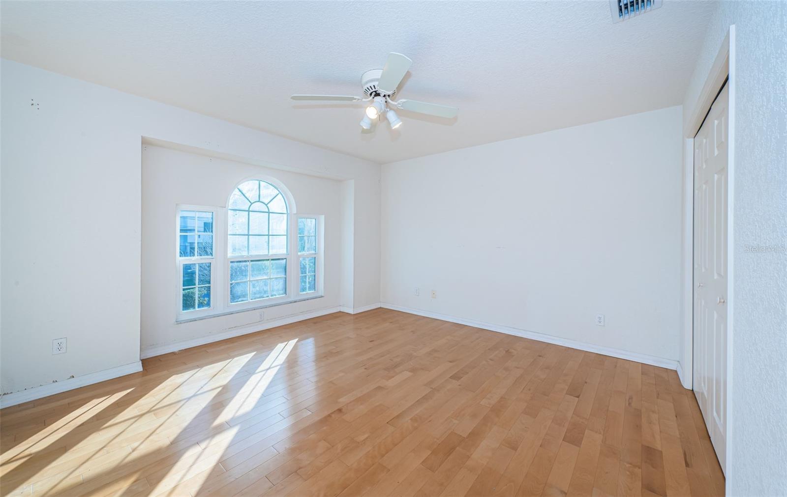 Image 33 of 71 For 30 Dolphin Drive