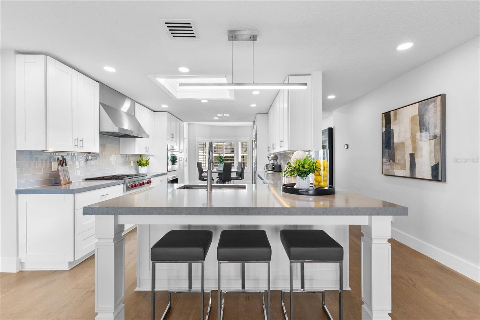 Listing photo id 10 for 850 Bay Point Drive