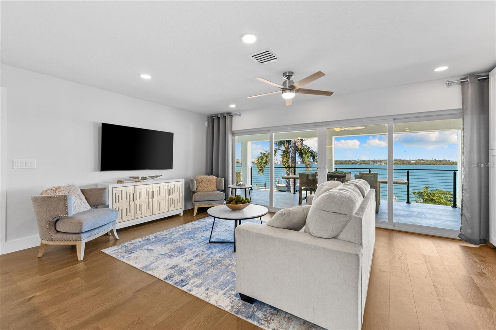 Listing photo id 13 for 850 Bay Point Drive