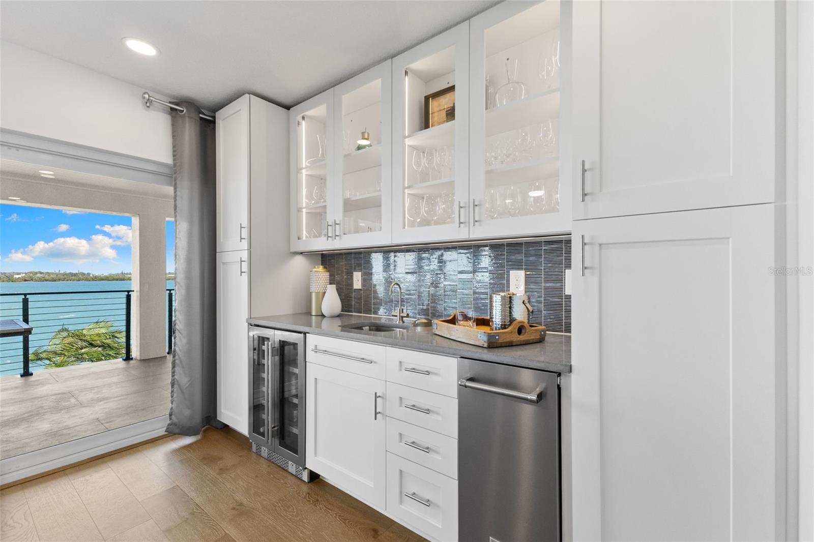 Listing photo id 15 for 850 Bay Point Drive