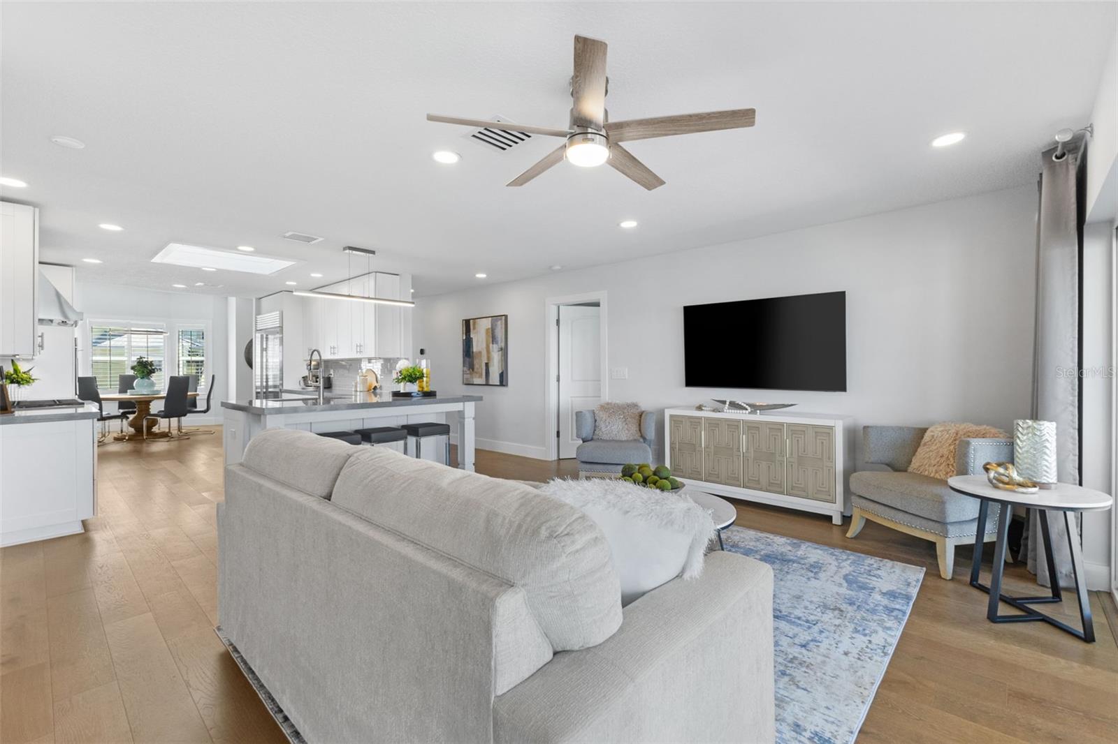 Listing photo id 17 for 850 Bay Point Drive