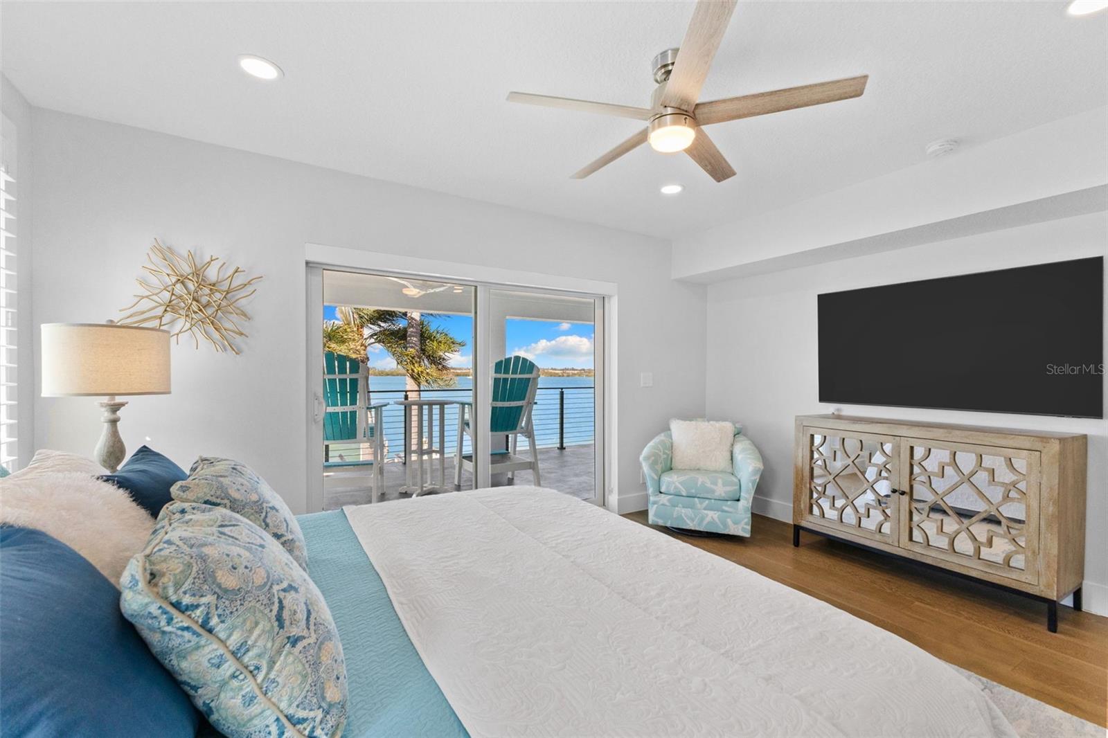 Listing photo id 21 for 850 Bay Point Drive