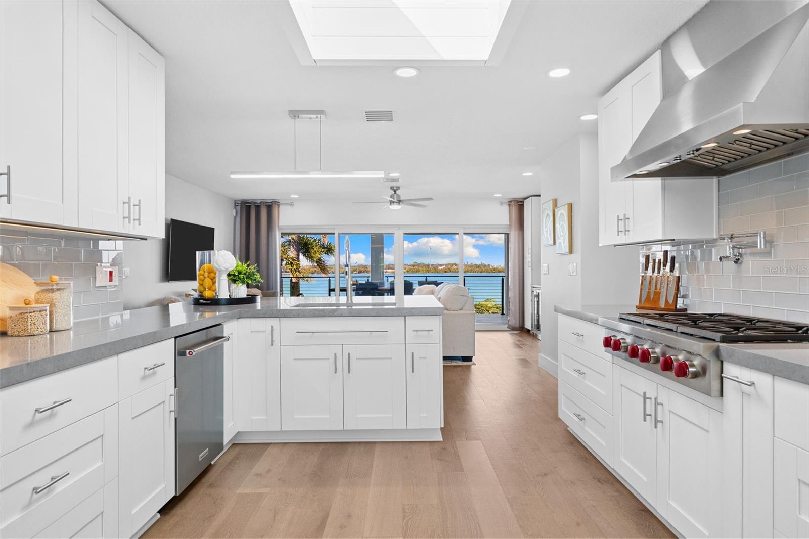 Listing photo id 6 for 850 Bay Point Drive