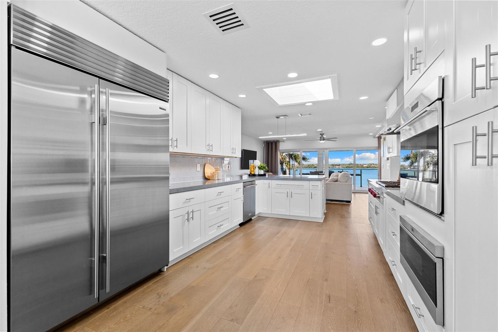 Listing photo id 7 for 850 Bay Point Drive