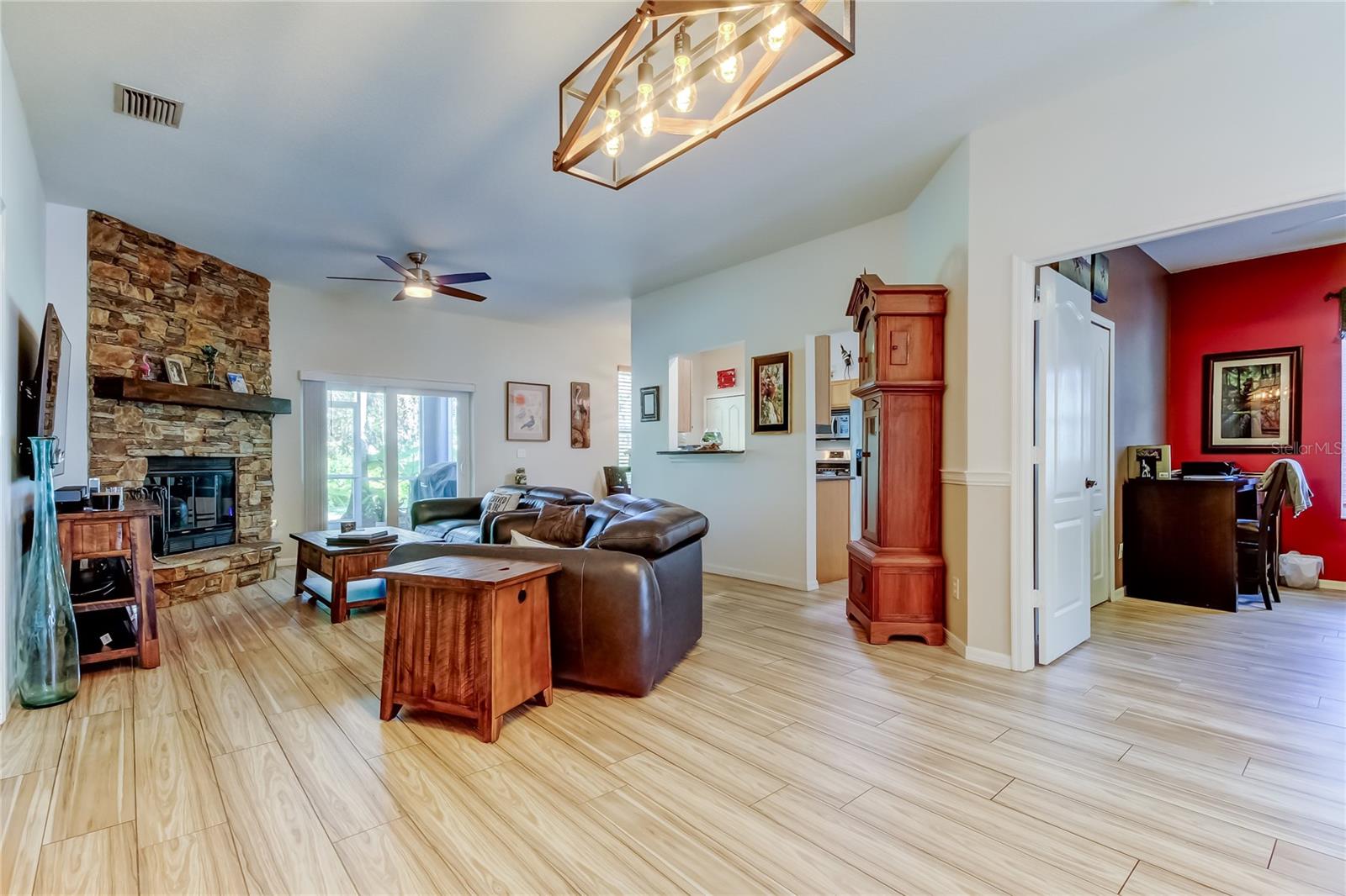 Listing photo id 13 for 11923 Derbyshire Drive