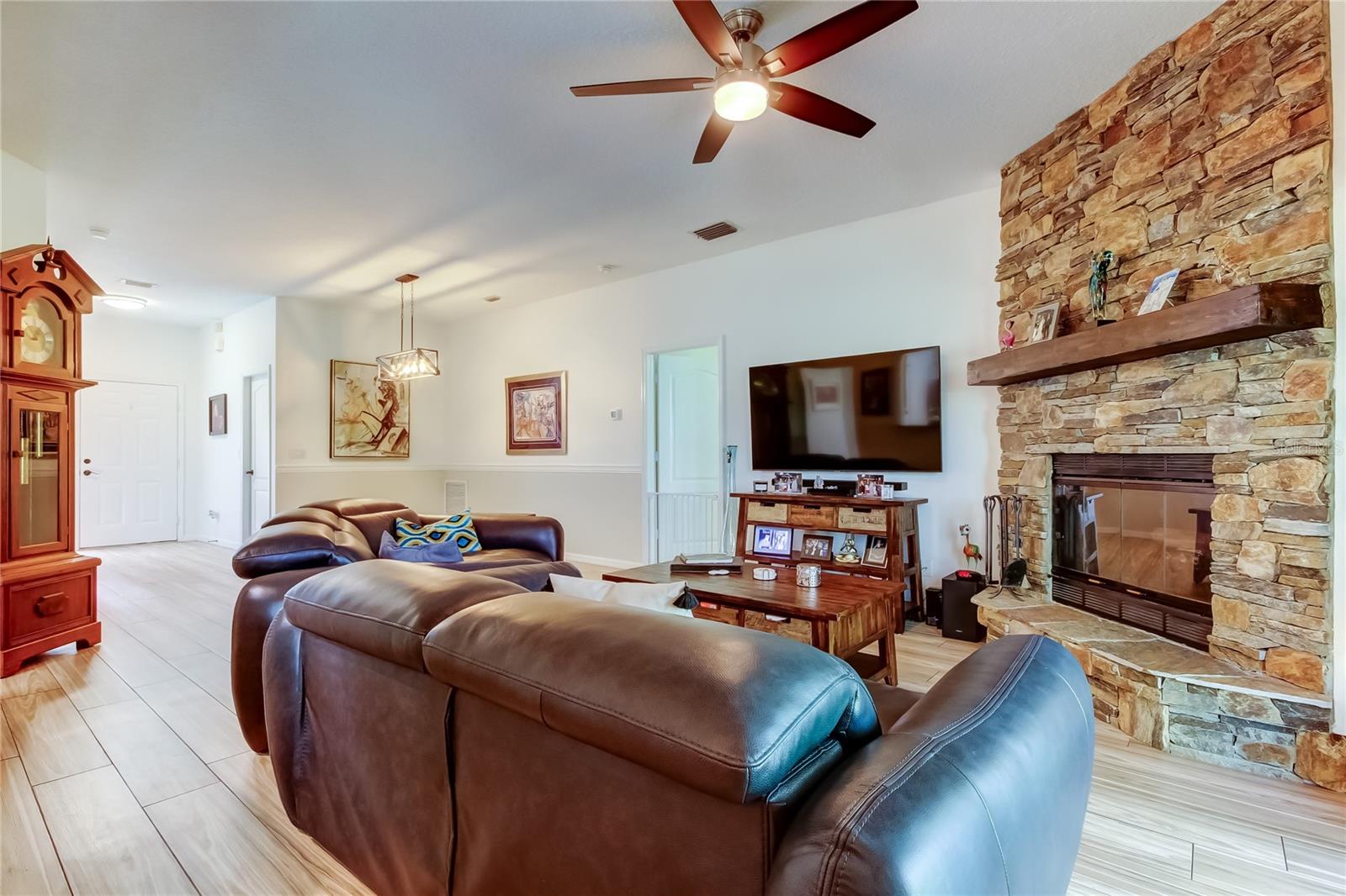 Listing photo id 17 for 11923 Derbyshire Drive