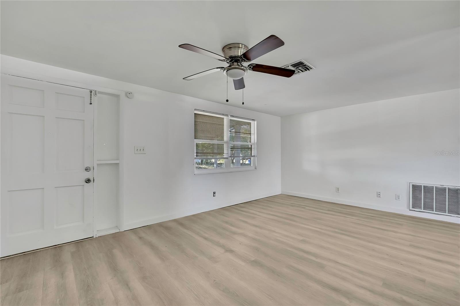 Image 6 of 33 For 4841 Manor Drive