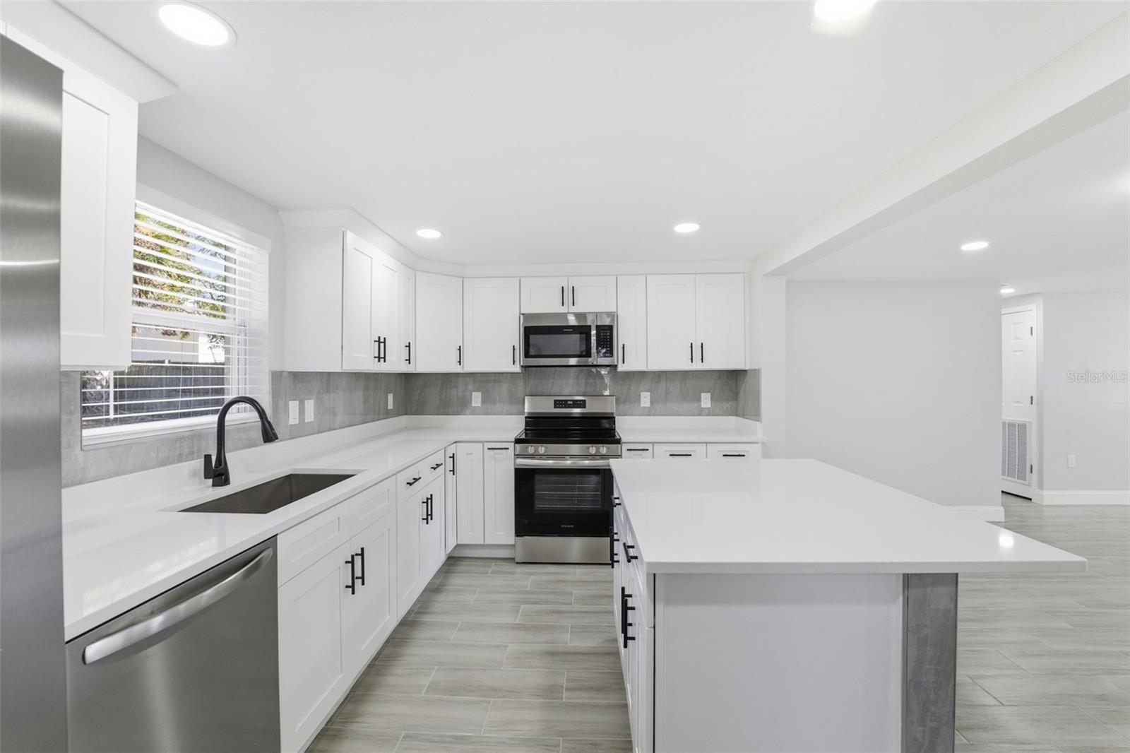 Listing photo id 9 for 7213 Country Club Drive