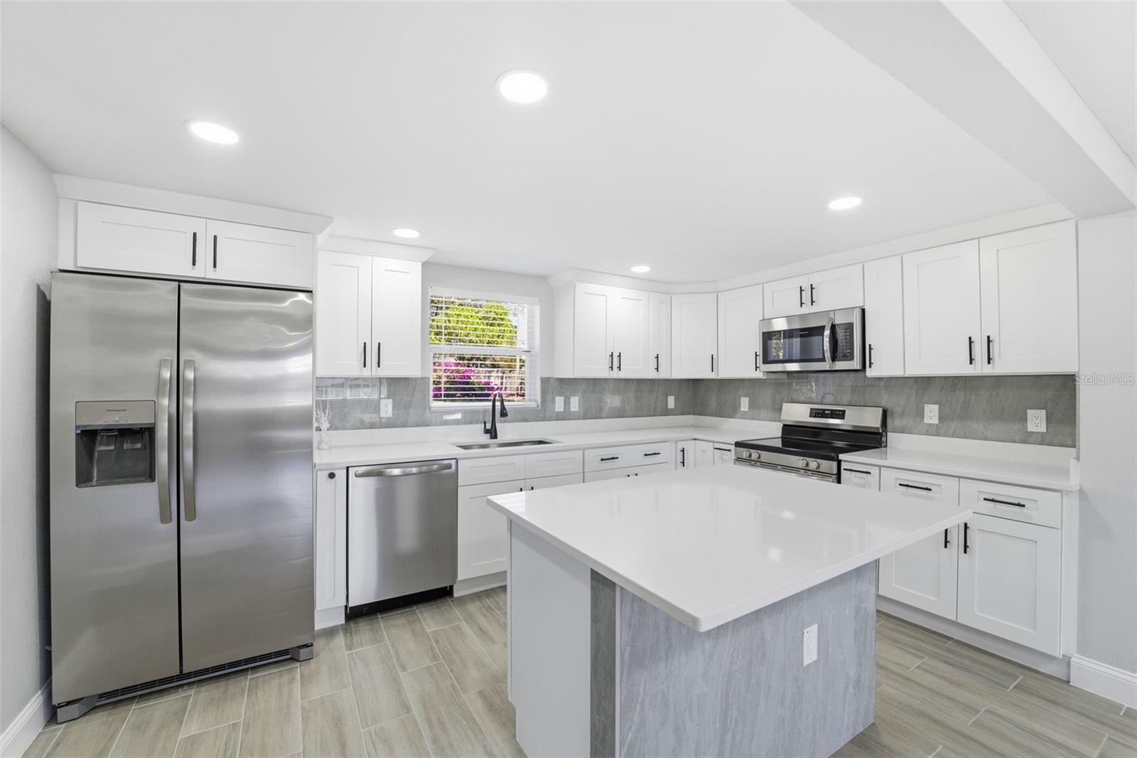 Listing photo id 12 for 7213 Country Club Drive