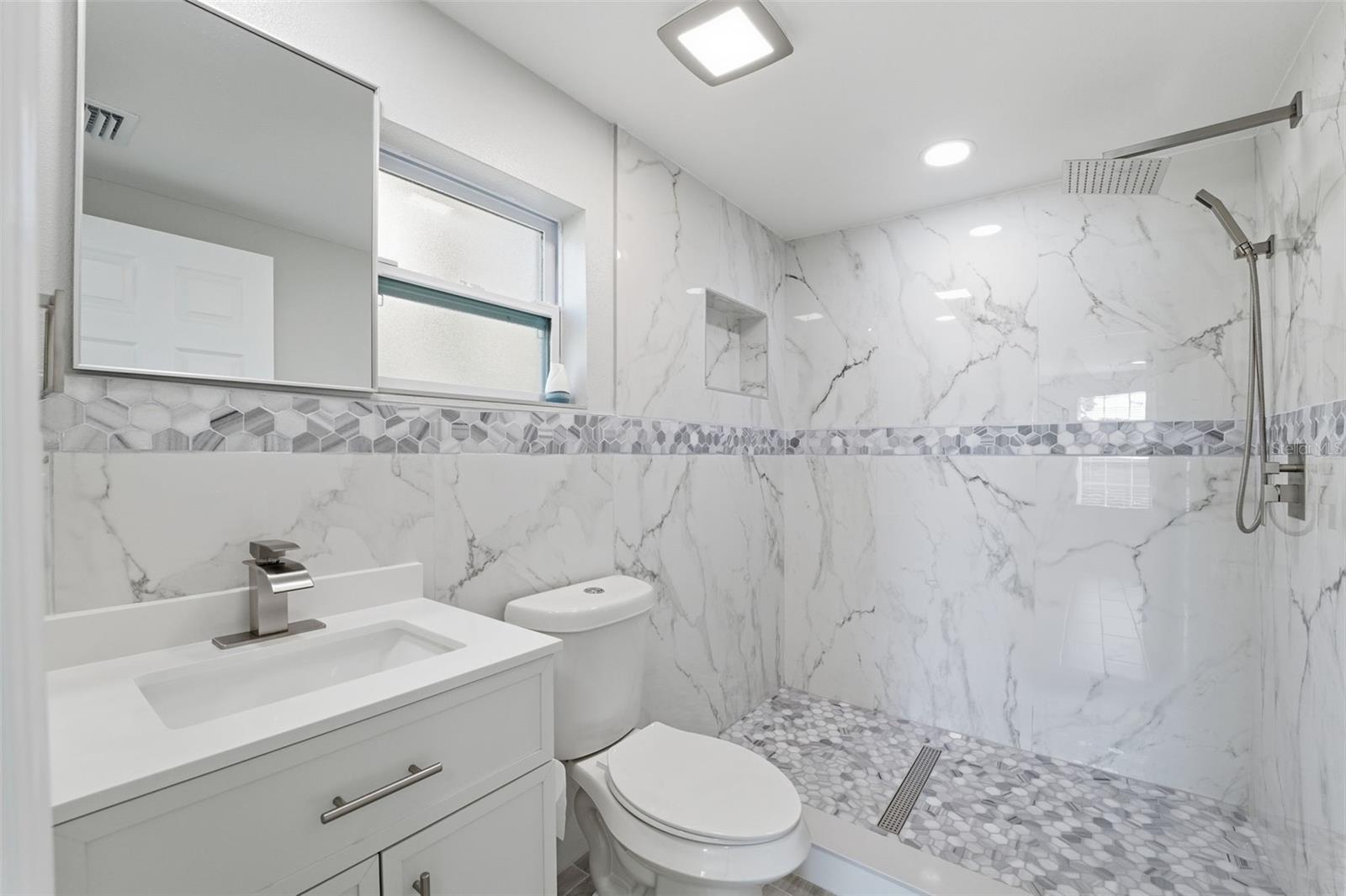 Listing photo id 13 for 7213 Country Club Drive