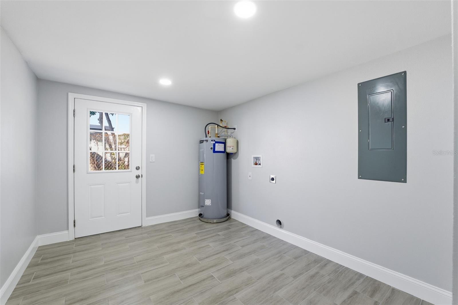 Listing photo id 18 for 7213 Country Club Drive