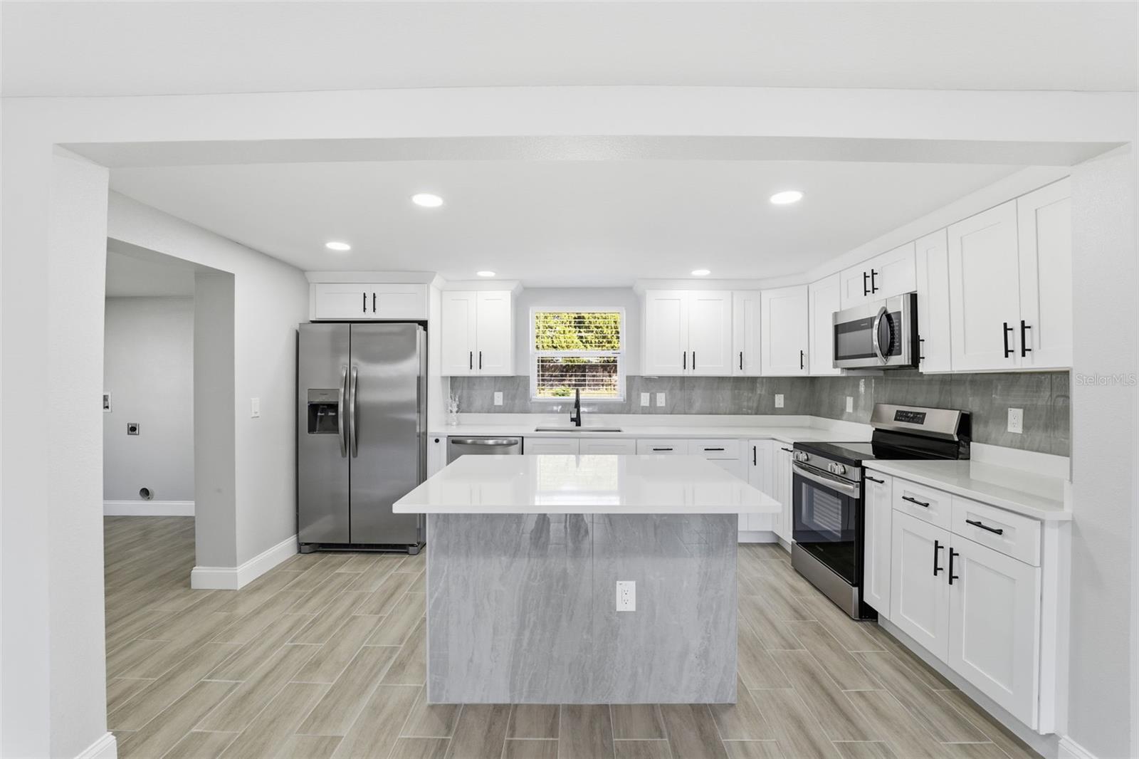 Listing photo id 6 for 7213 Country Club Drive