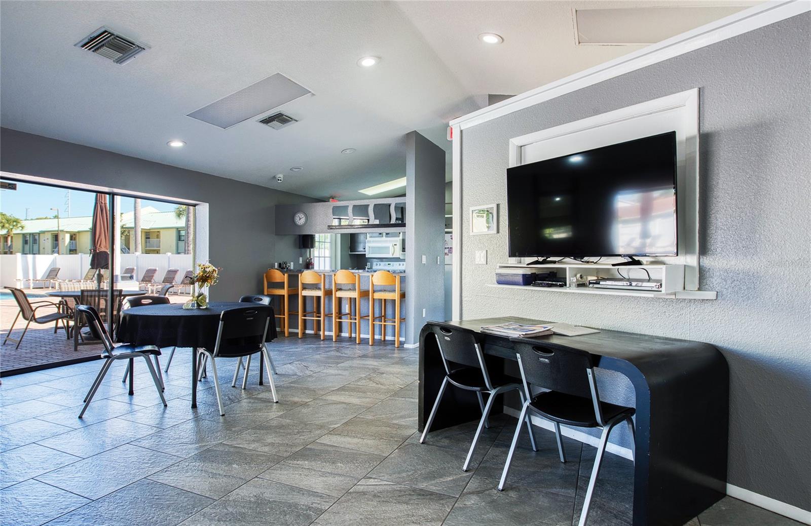 Image 21 of 27 For 6125 113th Street 508