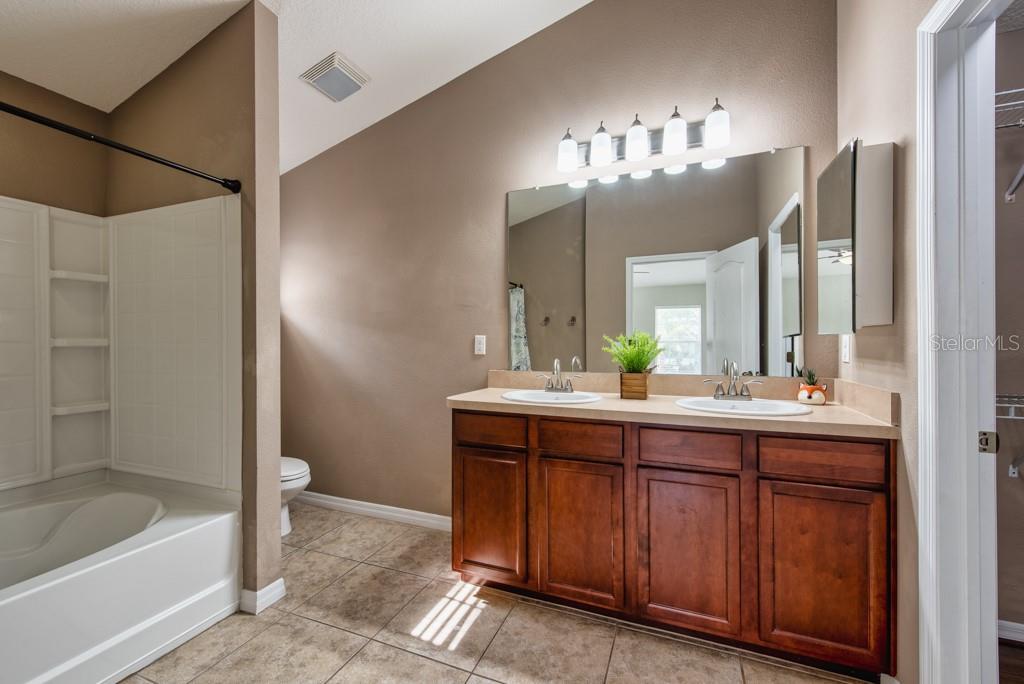 Image 20 of 41 For 7525 Red Mill Circle