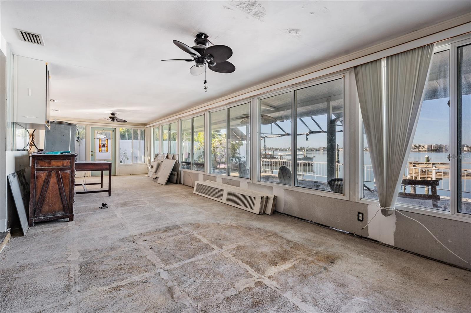 Image 16 of 47 For 1854 Dolphin Boulevard S