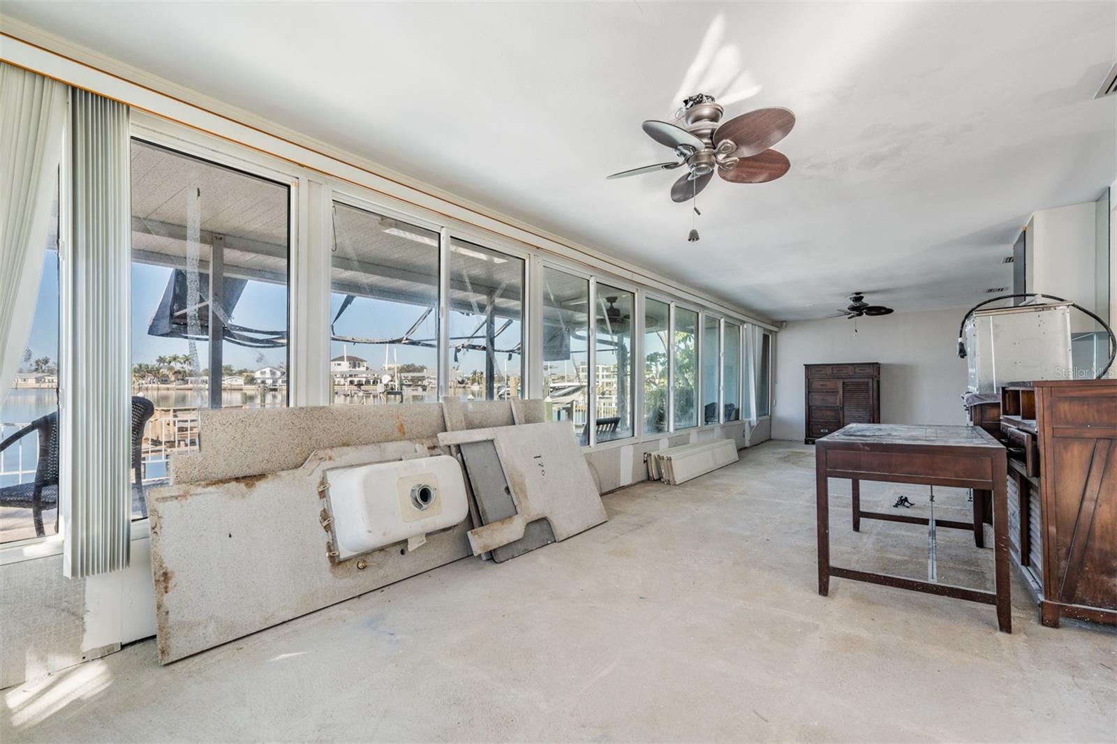 Image 17 of 47 For 1854 Dolphin Boulevard S