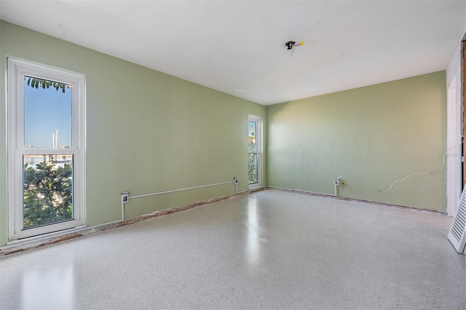 Image 18 of 47 For 1854 Dolphin Boulevard S