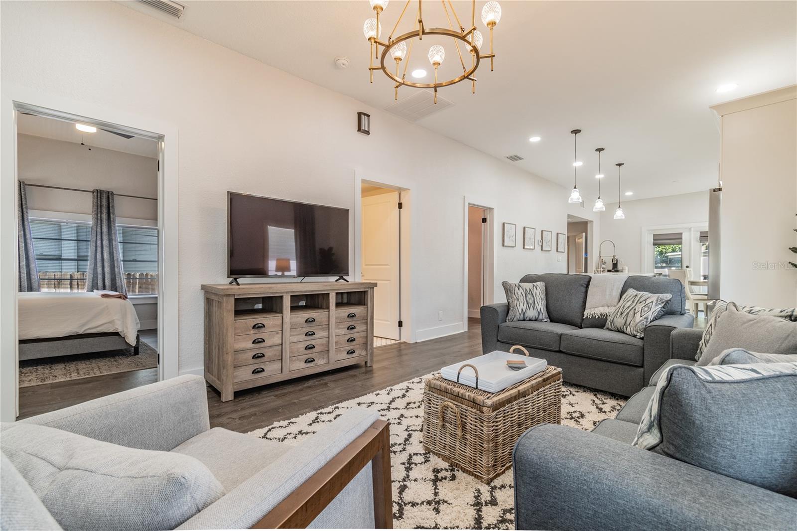 Listing photo id 3 for 1310 19th Avenue A