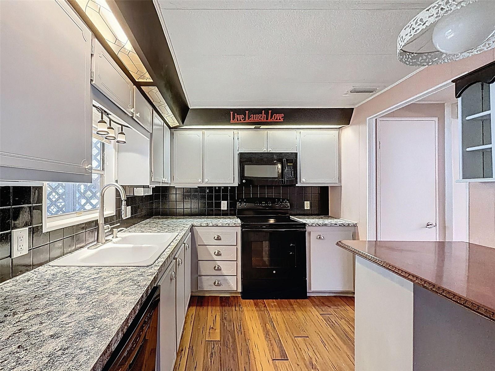 Image 11 of 50 For 31 New Fawn Court 22