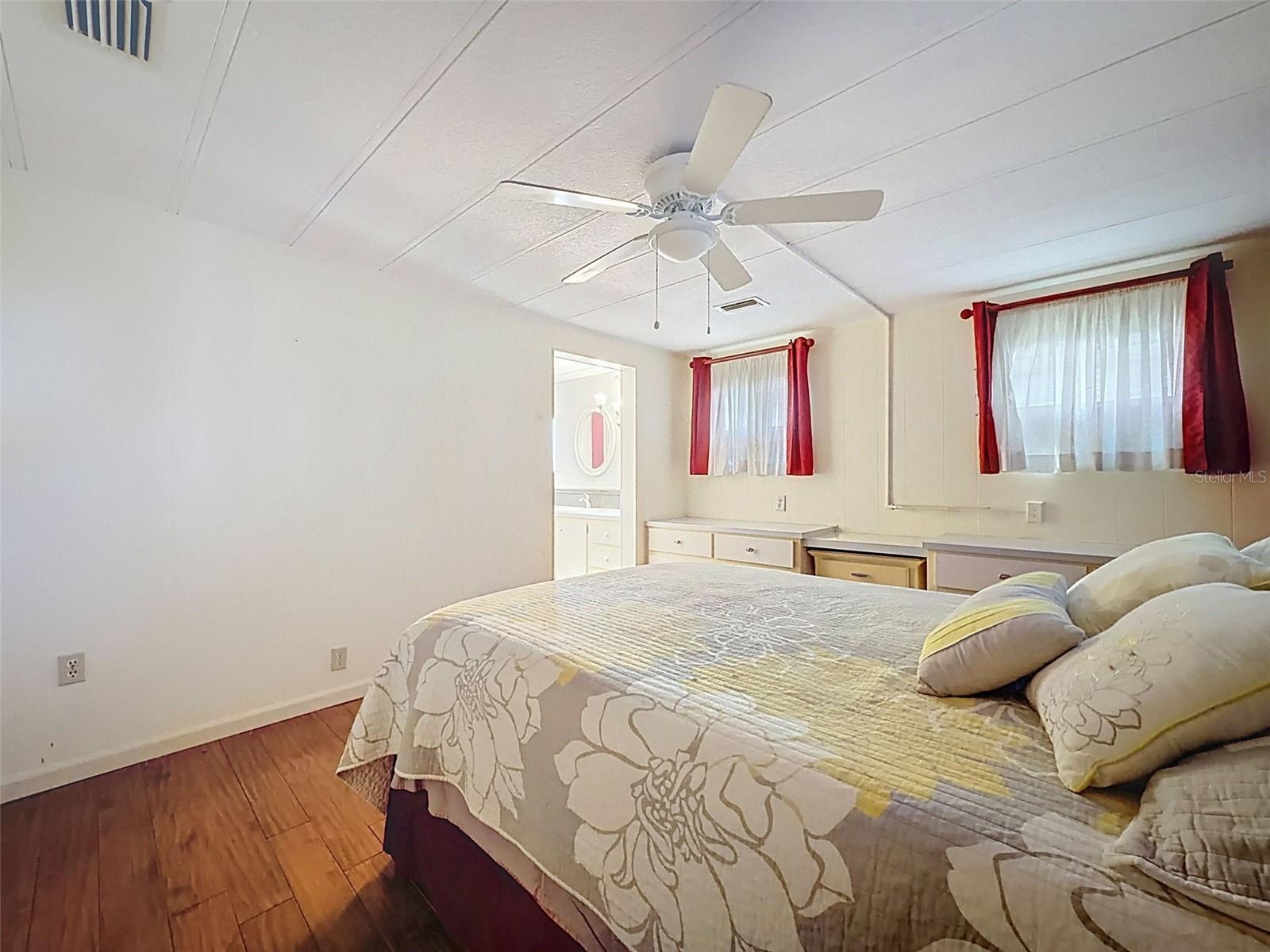 Image 28 of 50 For 31 New Fawn Court 22