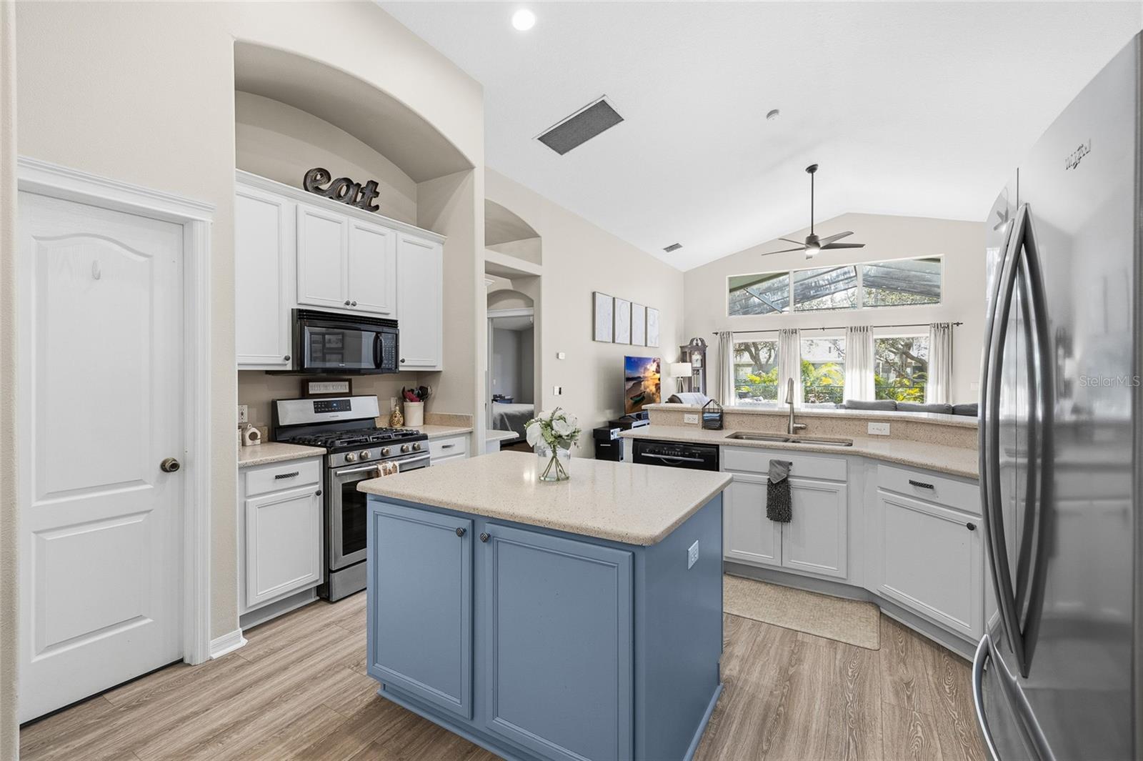 Listing photo id 12 for 6216 Whimbrelwood Drive