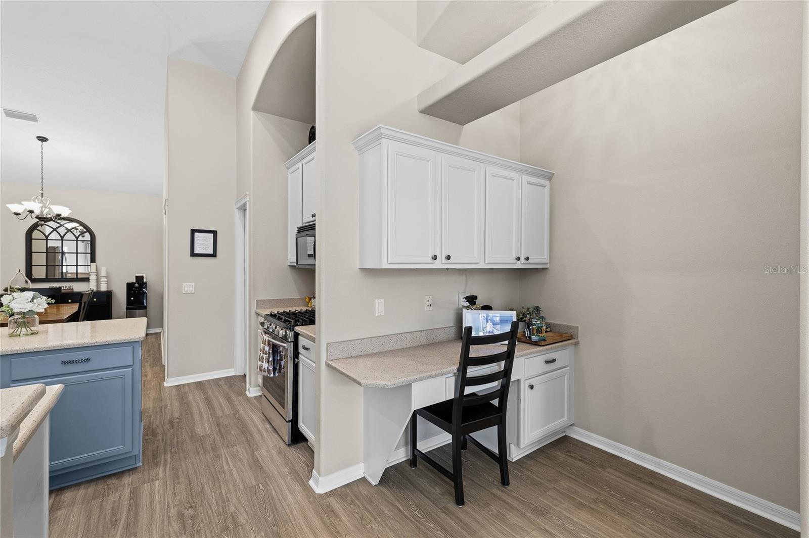 Listing photo id 17 for 6216 Whimbrelwood Drive