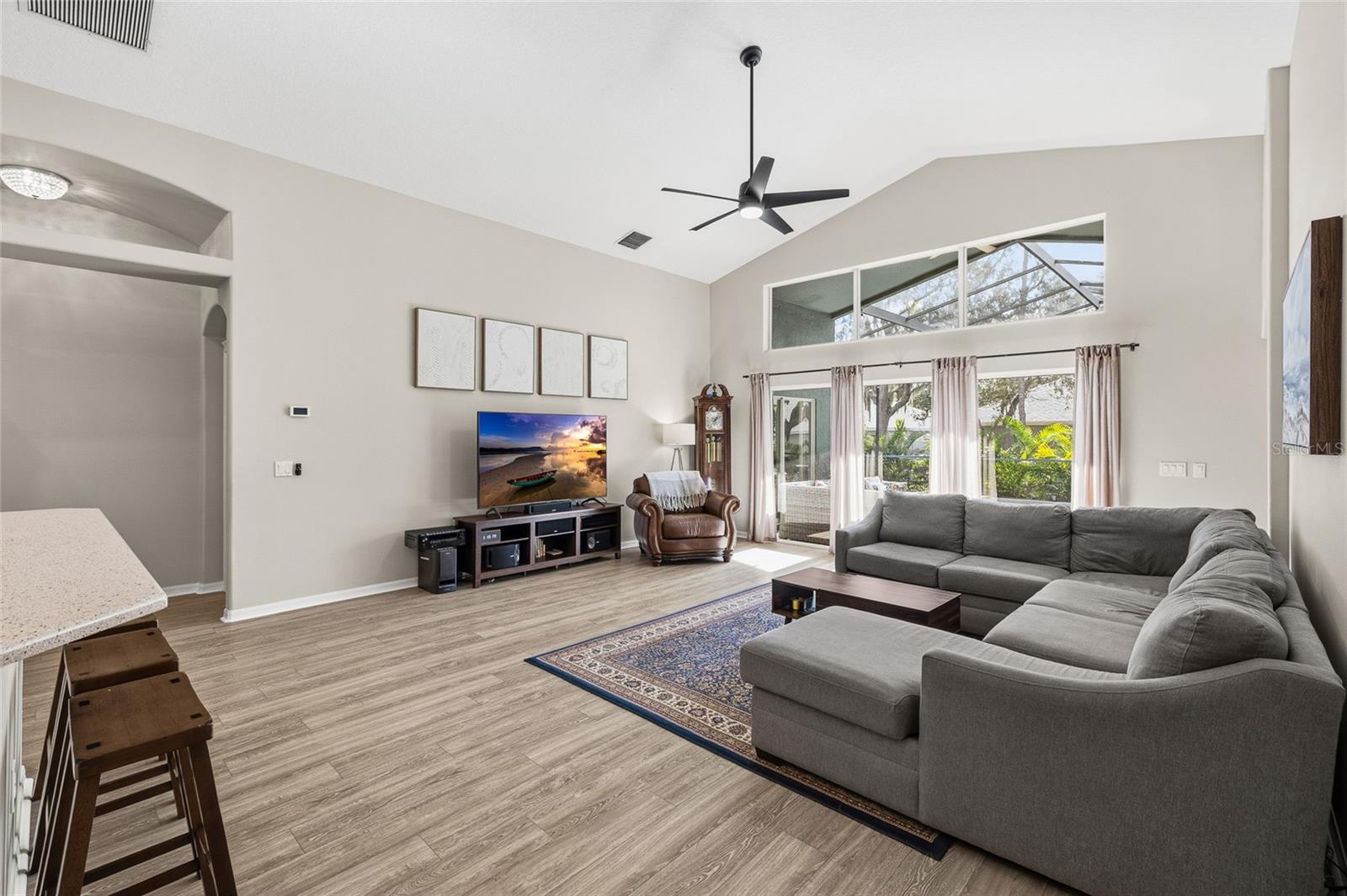 Listing photo id 5 for 6216 Whimbrelwood Drive