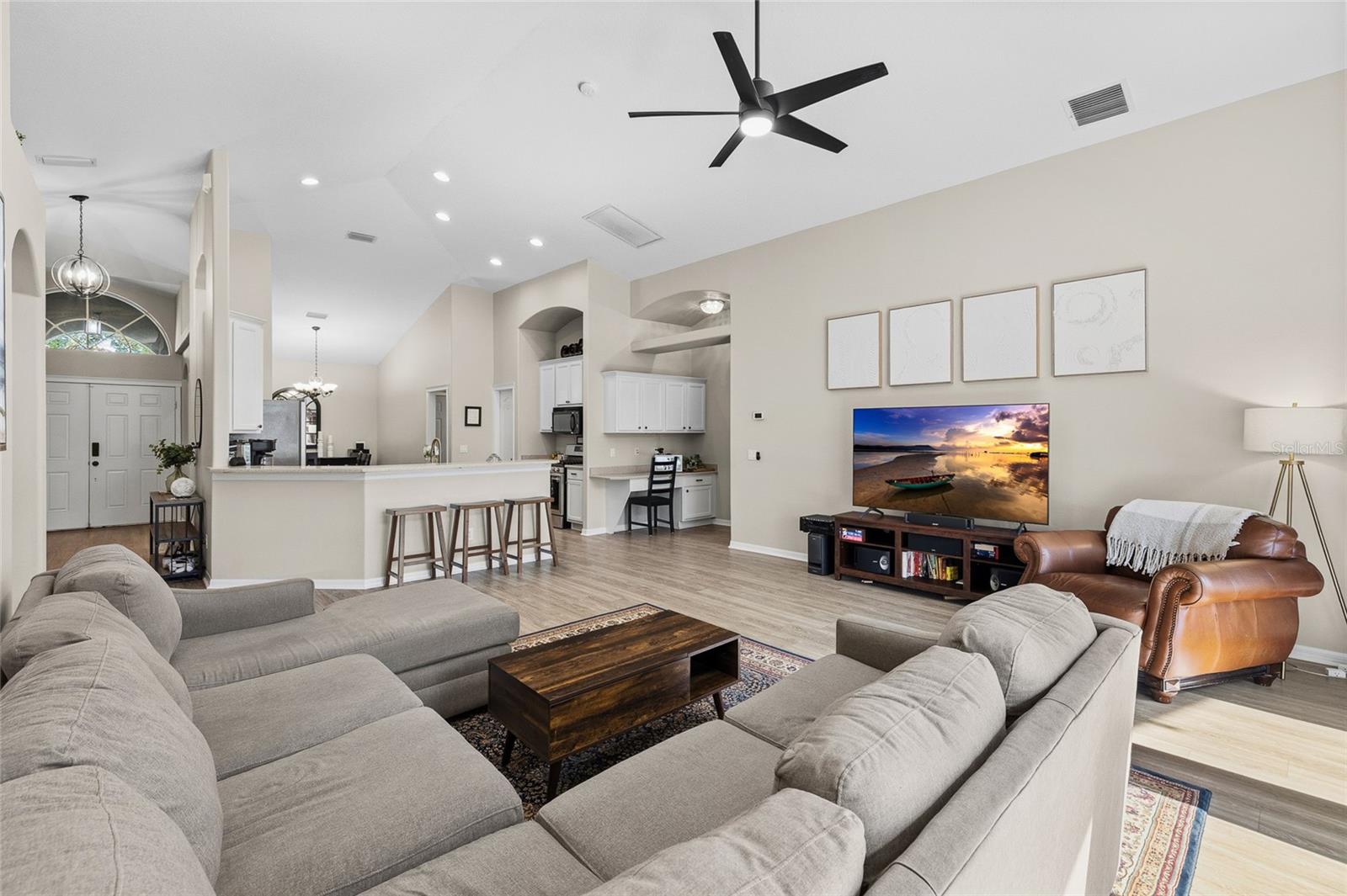 Listing photo id 7 for 6216 Whimbrelwood Drive