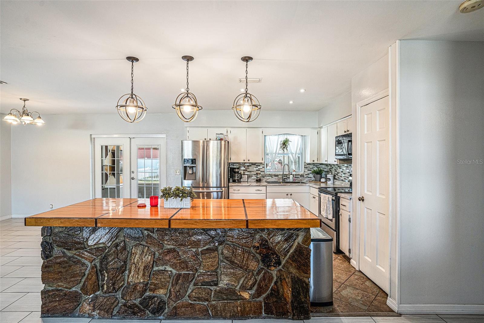 Image 2 of 31 For 3515 Kings Avenue