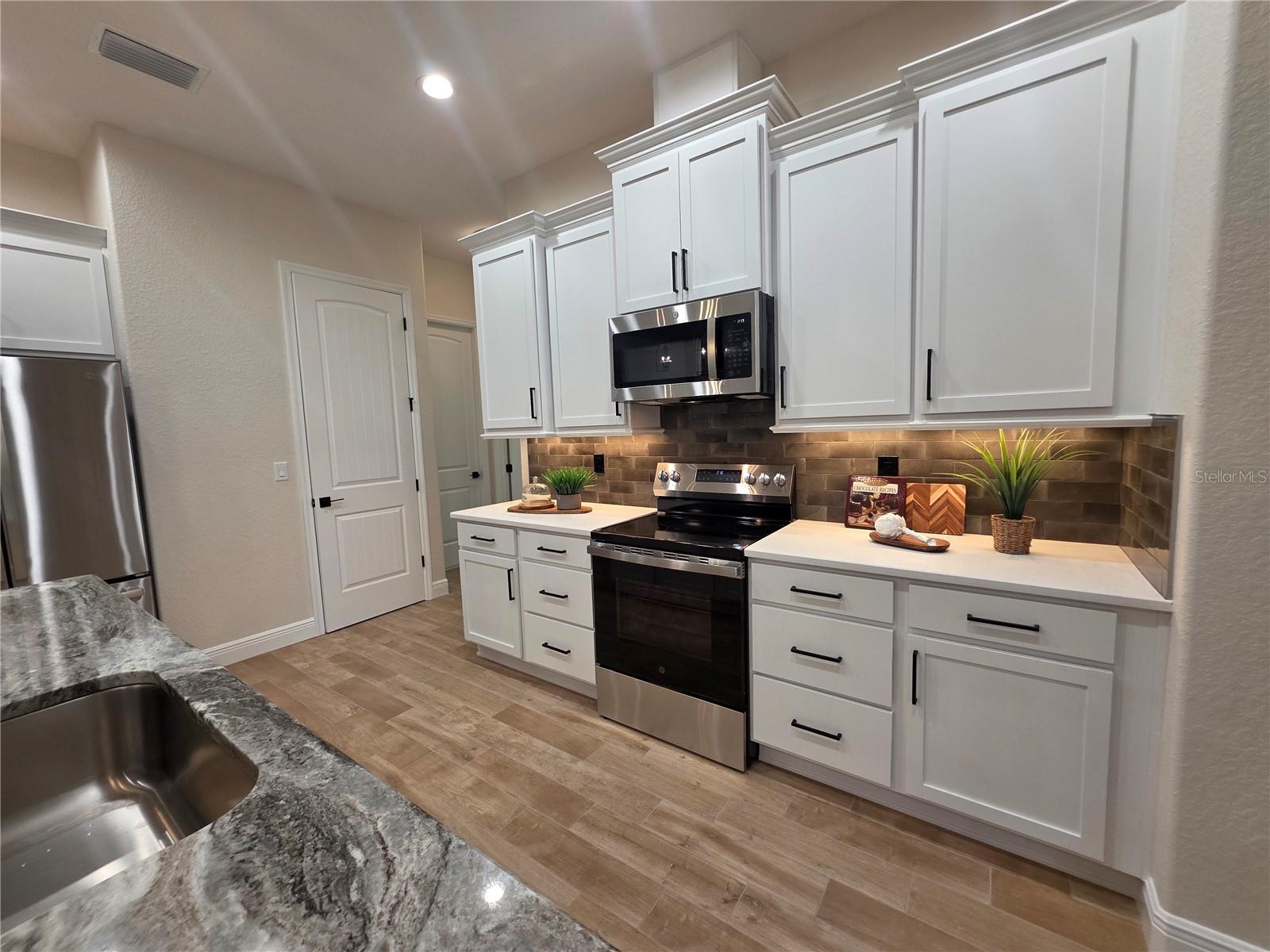 Listing photo id 9 for 13444 Republican Way