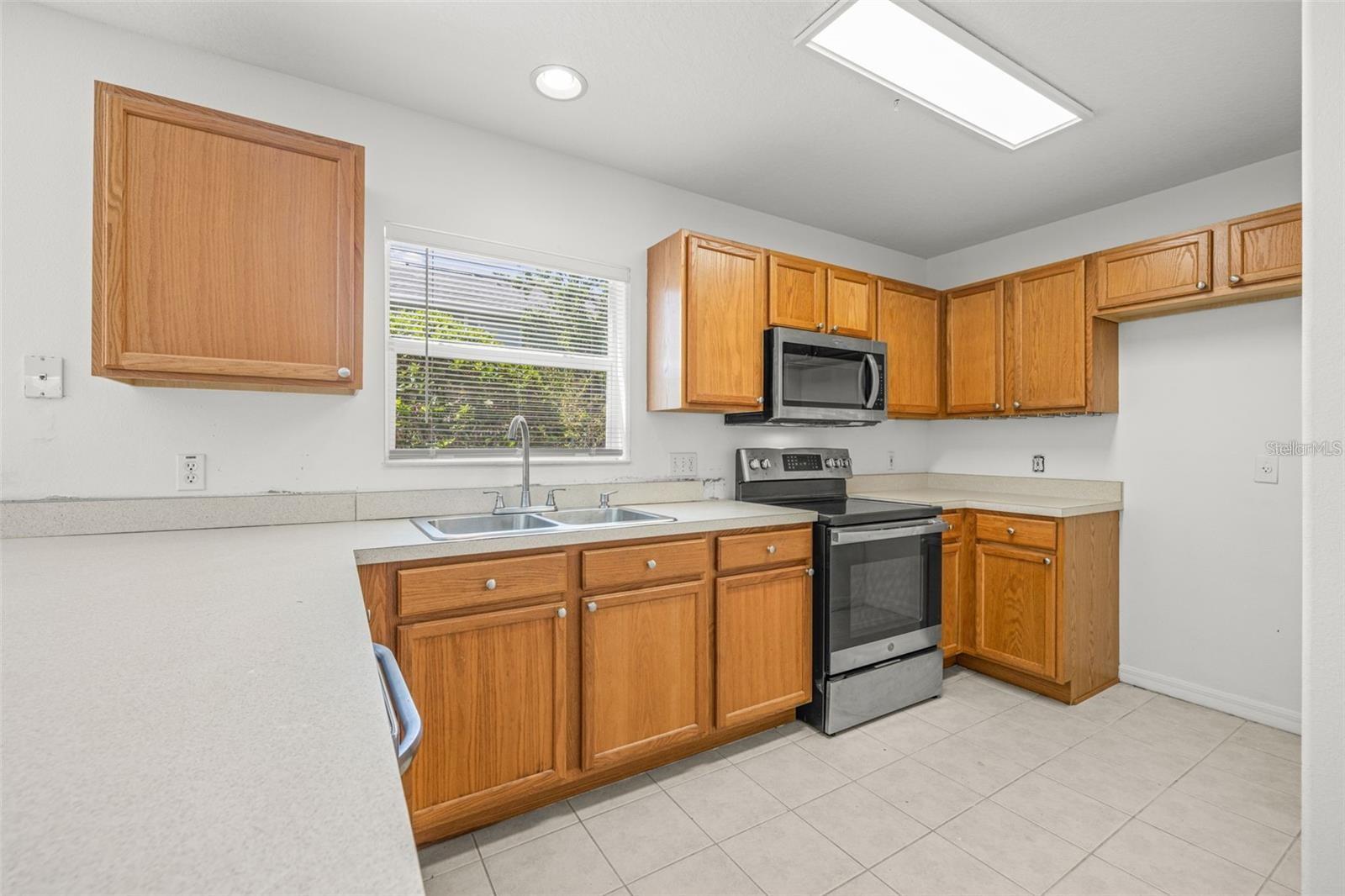 Image 9 of 29 For 8010 Thoroughbred Loop